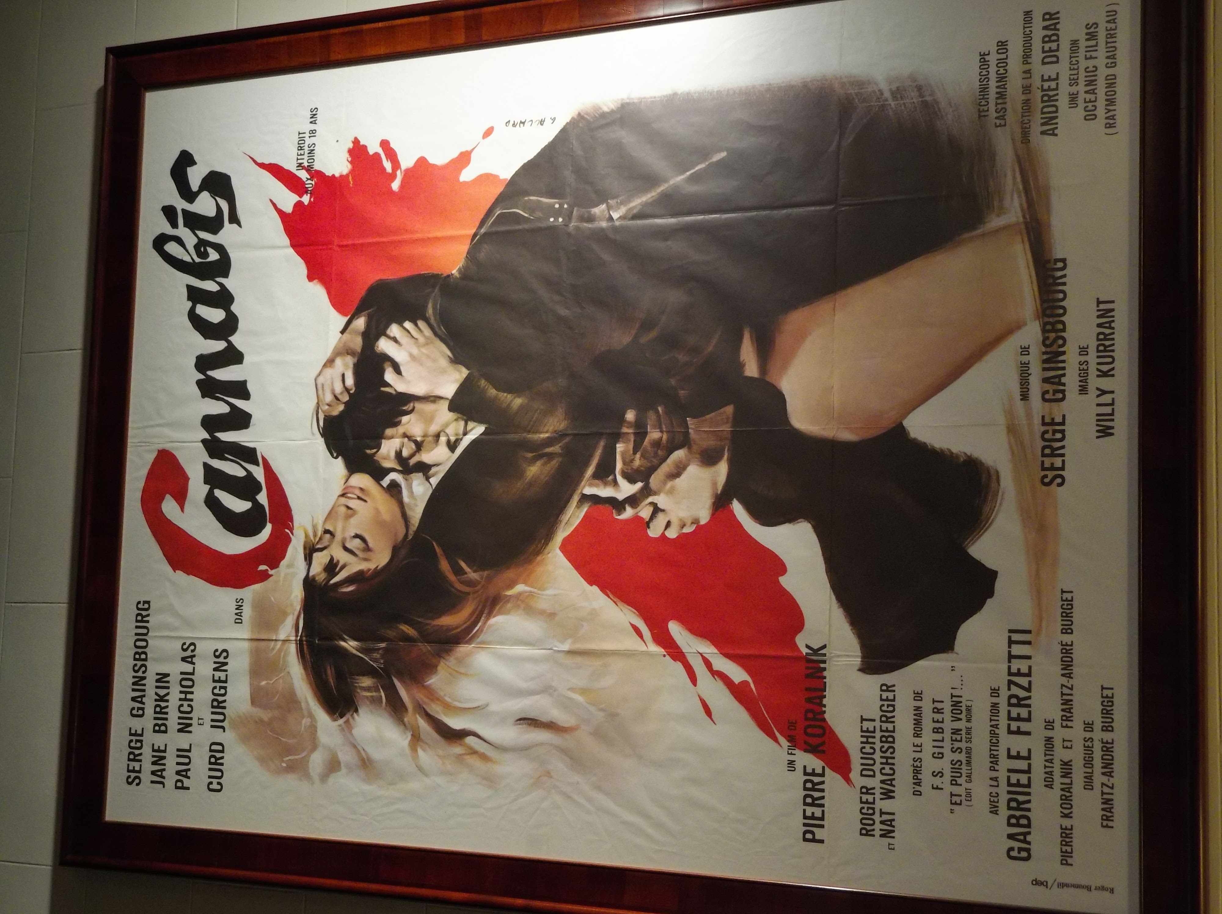 Cartaz francês do filme Cannabis fotografado em exposição museológica